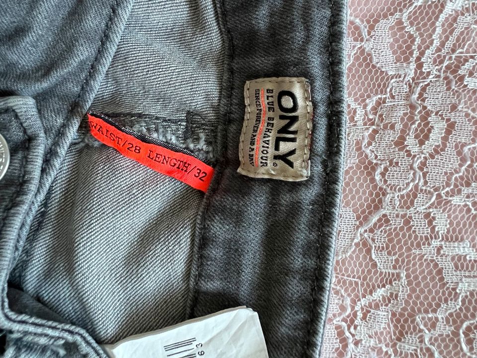 Graue Jeans, Hosen, die selten getragen wurden in Salzgitter