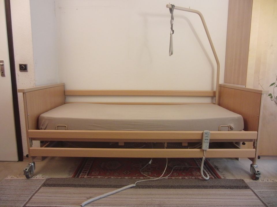 Pflegebett elektrisch mit Anti-Dekubitusmatratze in Sankt Augustin