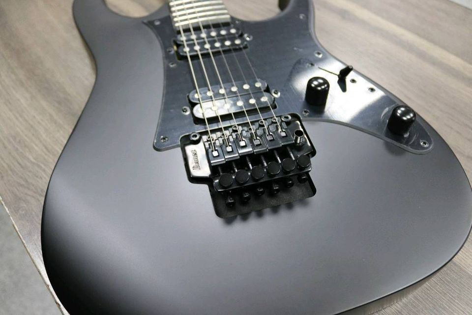 Ibanez E-Gitarre GRGR330EX-BKF Black Flat NEU! in Aachen