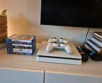 Playstation 4 slim, weiß, 2 Controller, 7 Spiele Hamburg-Nord - Hamburg Langenhorn Vorschau