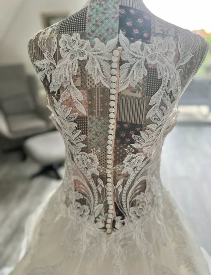 Braut Spitze Applikationen Lace Stickerei Designer Enzoani Élysée in Osnabrück