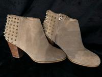 Zara Stiefelette Beige Wildleder / Nieten Gr. 39 Berlin - Hohenschönhausen Vorschau