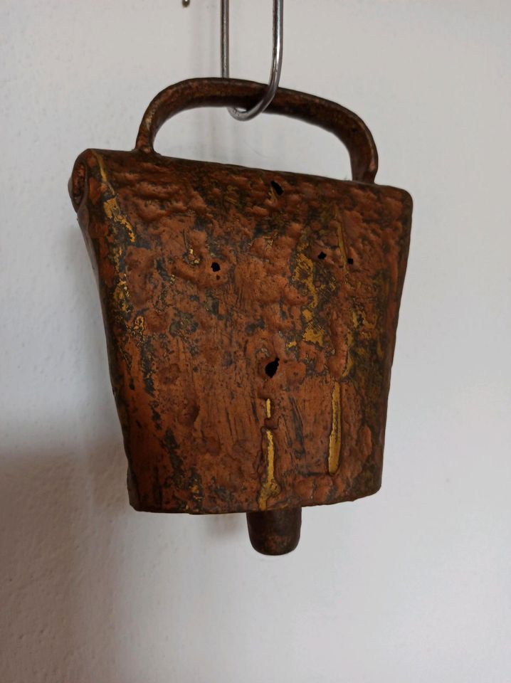 Sehr schöne alte Glocke, tiefer Ton in Nußdorf am Inn