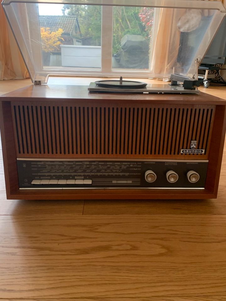 Grundig Röhrenradio Type 3040 Pha Plattenspieler + Schallplatten in Düsseldorf