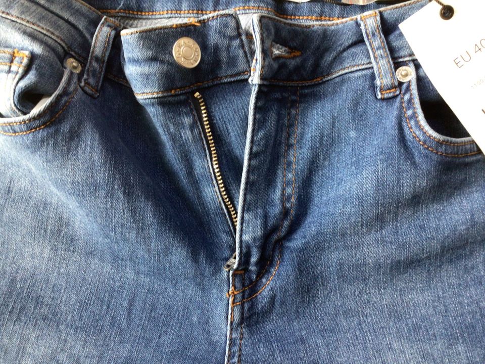 Neue Skinny Mid Waist Destroyed Jeans von NA-KD Größe 40 in Hamburg