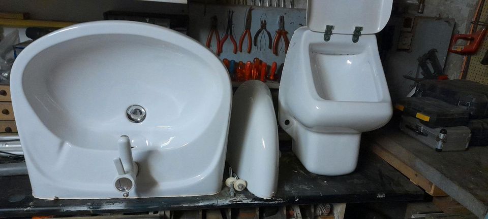 W c   Waschbecken  Urinalbecken alles komplett für die Garage in Wadersloh