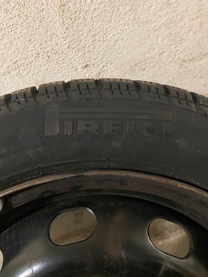 Kompletträder 175/60 R15 Pirelli Reifen in Esslingen