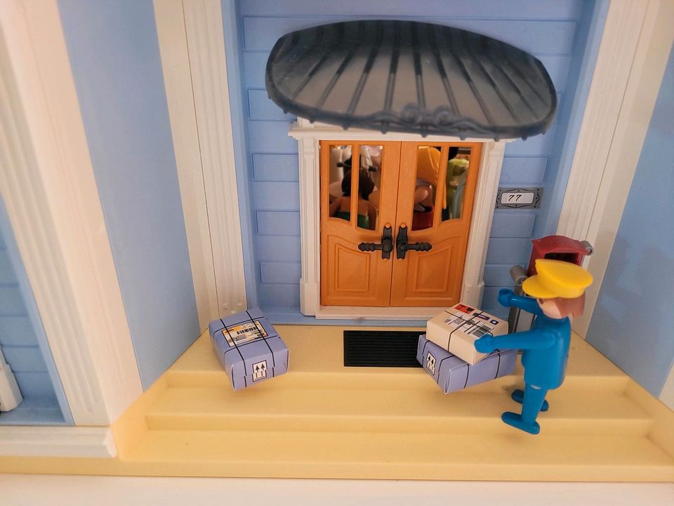 Puppenhaus von Playmobil mit viel Zubehör in Detmold