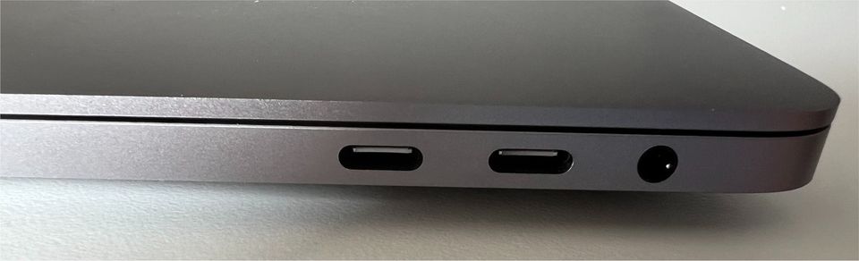 Apple MacBook Pro 16“ 2019, Intel 2.6 GHz 6-Core i7, Space Gray in Oberhausen