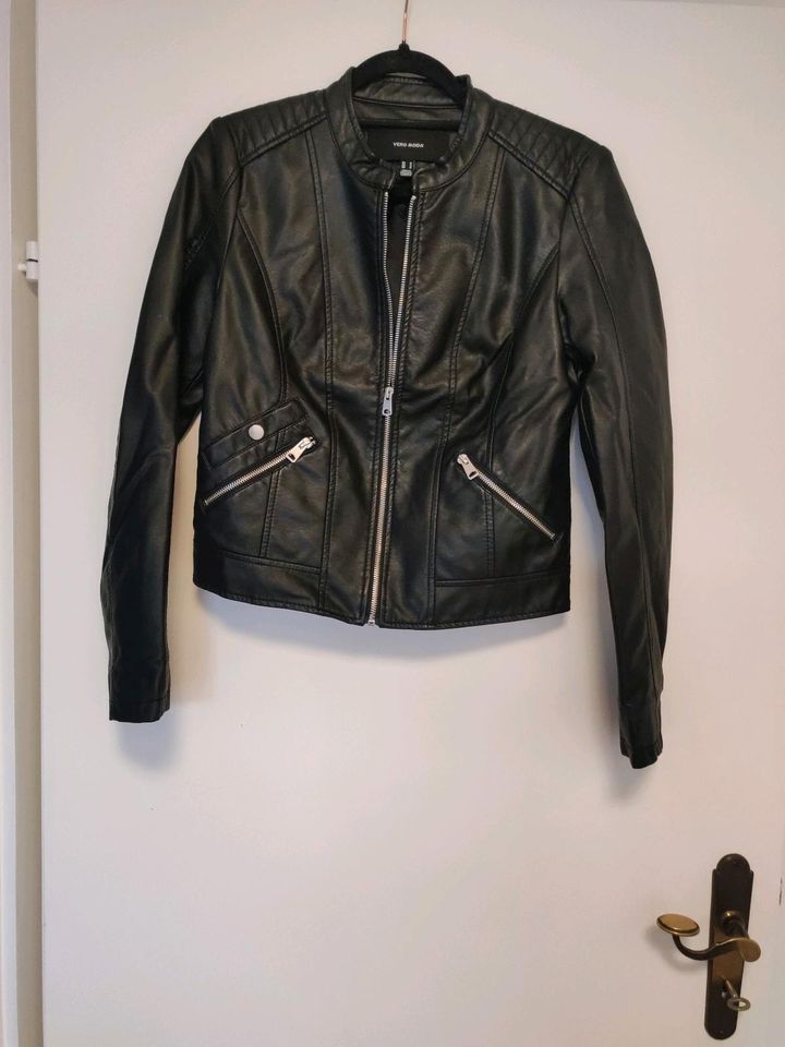 Damen  Kunstleder Jacke von Vero Moda in Passau