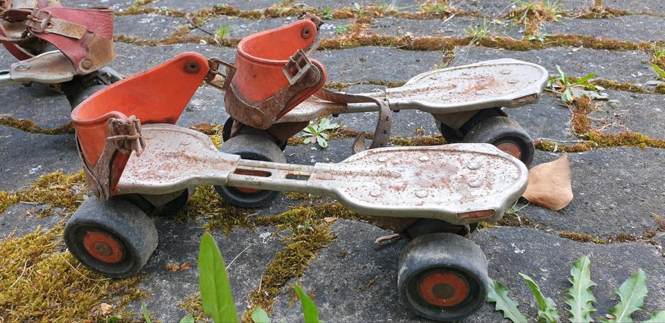 Schlittschuhe Gleitschuhe Rollschuhe alt retro antik MidCentury in Dautphetal