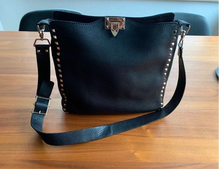 Valentino Rockstud Tasche Hobo Crossbody schwarz Leder Gold Studd in Lauf a.d. Pegnitz