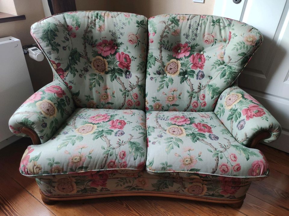 Hübsche 2-Sitzer-Couch kleine Couch Vintage Blumen floral Muster in Braunweiler