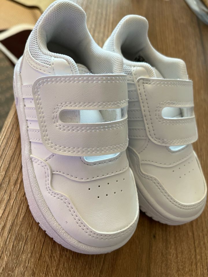 Kinder Adidas Schuhe in Velbert