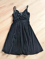 schwarzes Samtkleid mit V-Ausschnitt Größe 40 Hessen - Fronhausen Vorschau