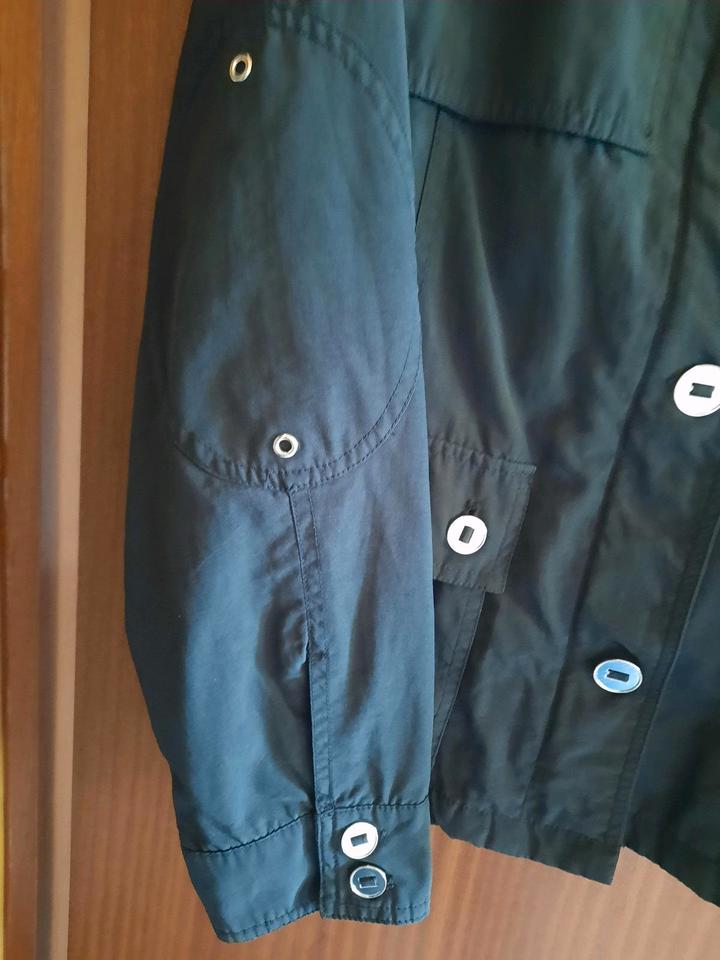 Schwarze Sommerjacke / dünne Jacke Gr. XL / 42 wasserabweisend in Preetz