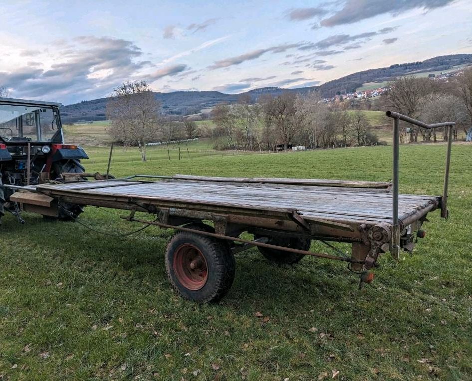 Ballenwagen, Plattformwagen, Ballenanhänger, Rundballenwagen, in Gilserberg