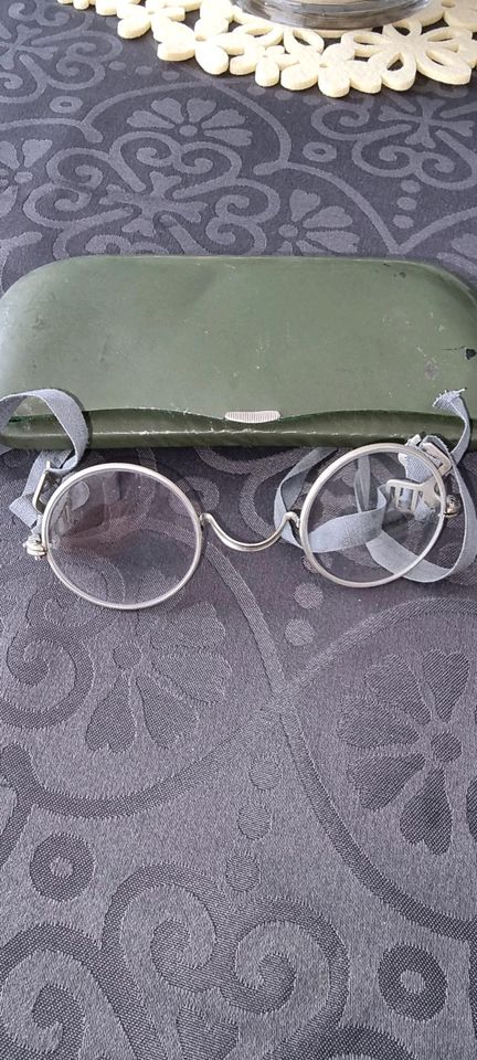 Alte Brille mit Etui in Müllheim