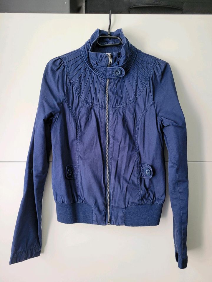 kurze Jacke von ONLY, blau, Größe S in Leipzig