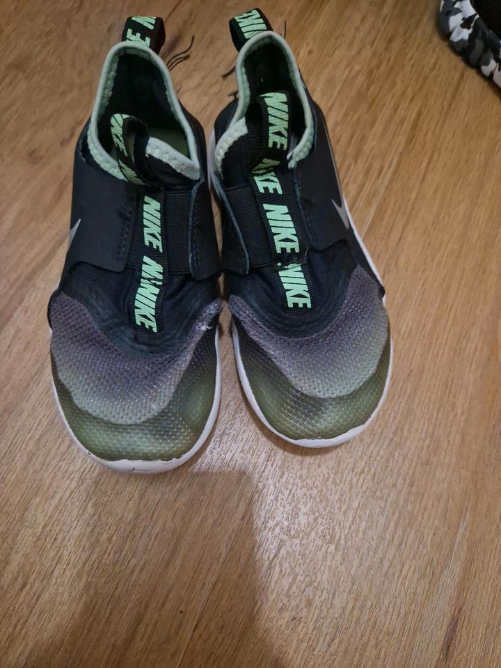 Nike Schuh grün schwarz in Stade