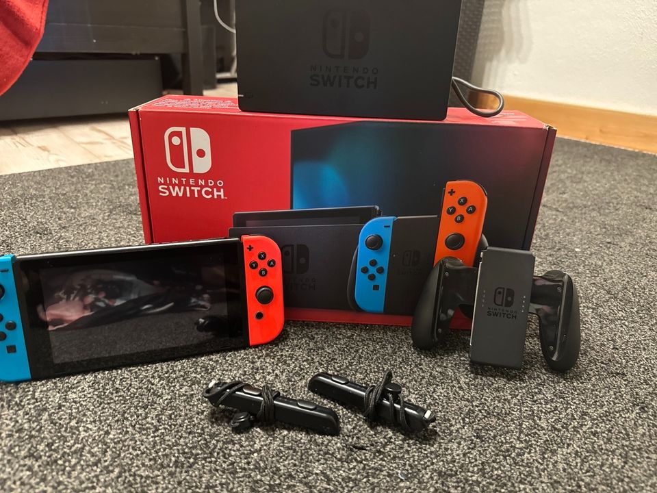 Nintendo Switch rot/neon blau in Sternenfels