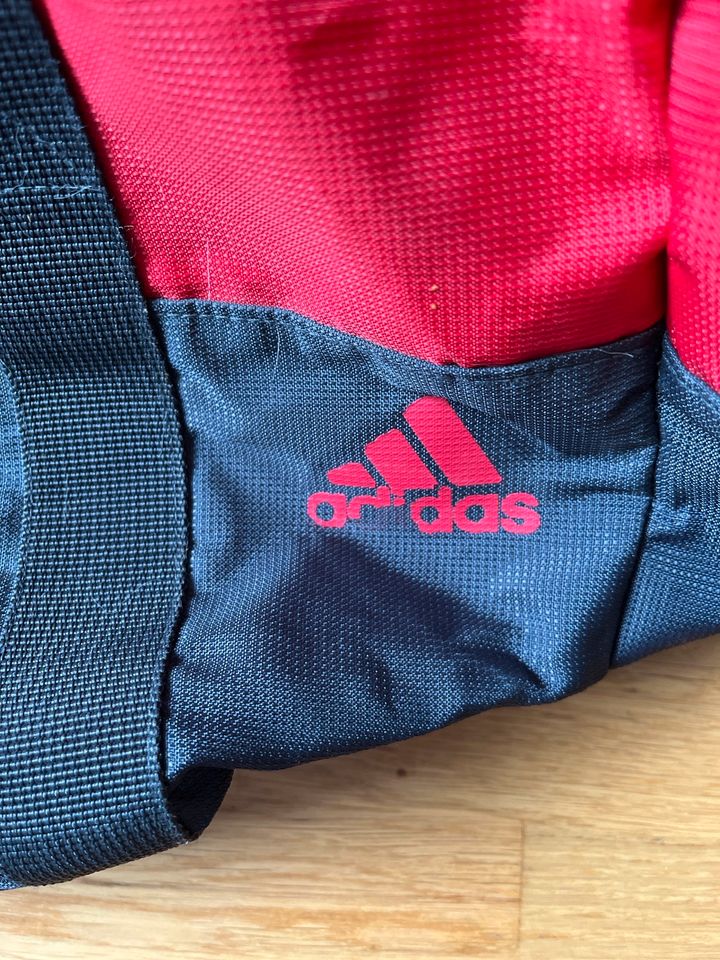 Adidas Sporttasche groß in Berlin