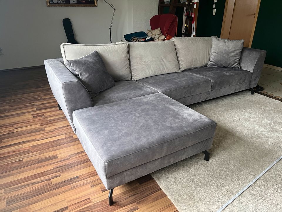 Neuwertige L-Couch in Essen