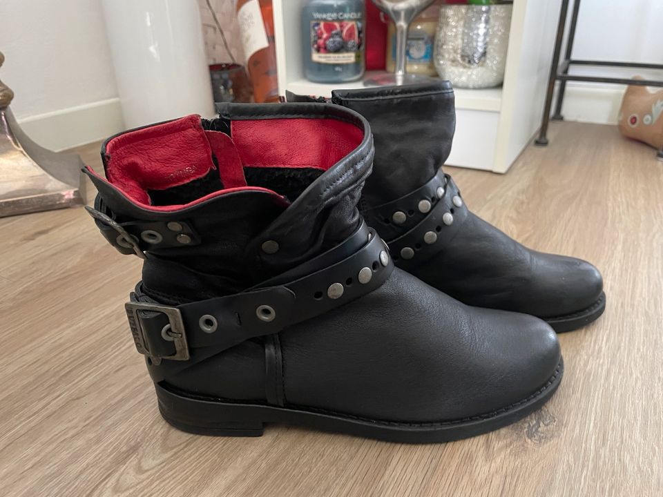 Boots - Buffalo/ Leder, schwarz/rot, Größe 37 *TOP* in München