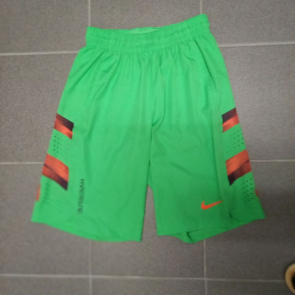 Neuwertig Nike Short, Größe S, Farbe grün in Karlsruhe