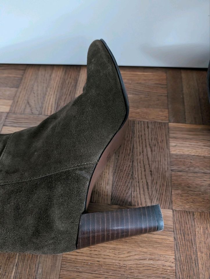 Wildleder Stiefel von Zara in Khaki in Wilhermsdorf