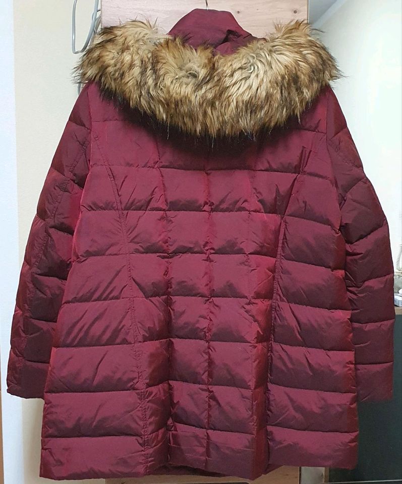 Winterjacke Damen Gr. 50 weinrot schimmernd mit Kapuze in Ismaning