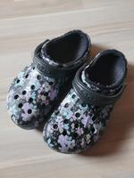 Crocs Gefüttert 39/40 Schwarz gemustert Niedersachsen - Wolfsburg Vorschau