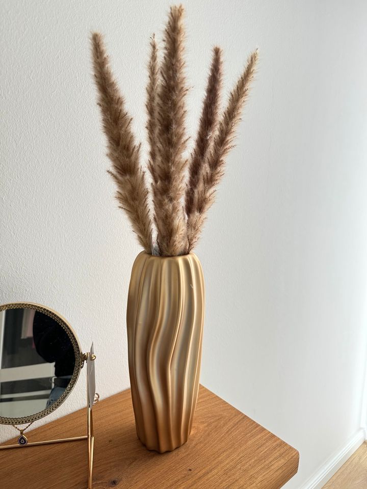 Goldene Vase mit Pampasgras in Hamburg
