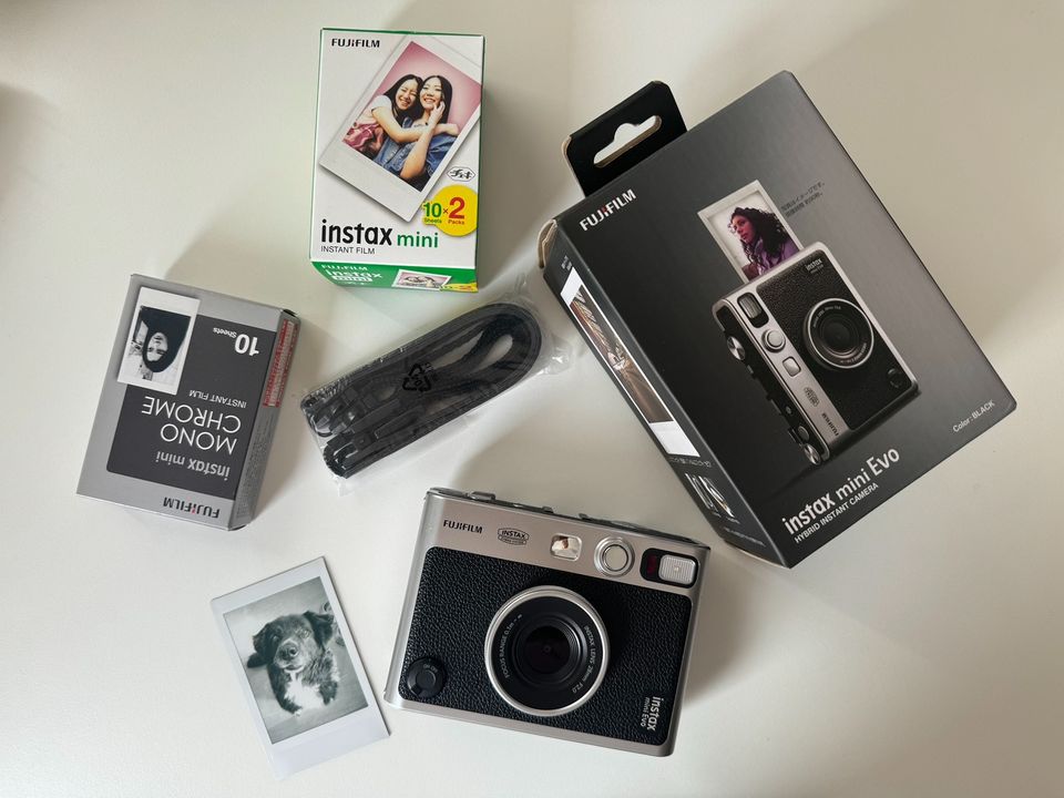 Fujifilm Instax Mini Evo Black Sofortbildkamera inklusive Filme in München