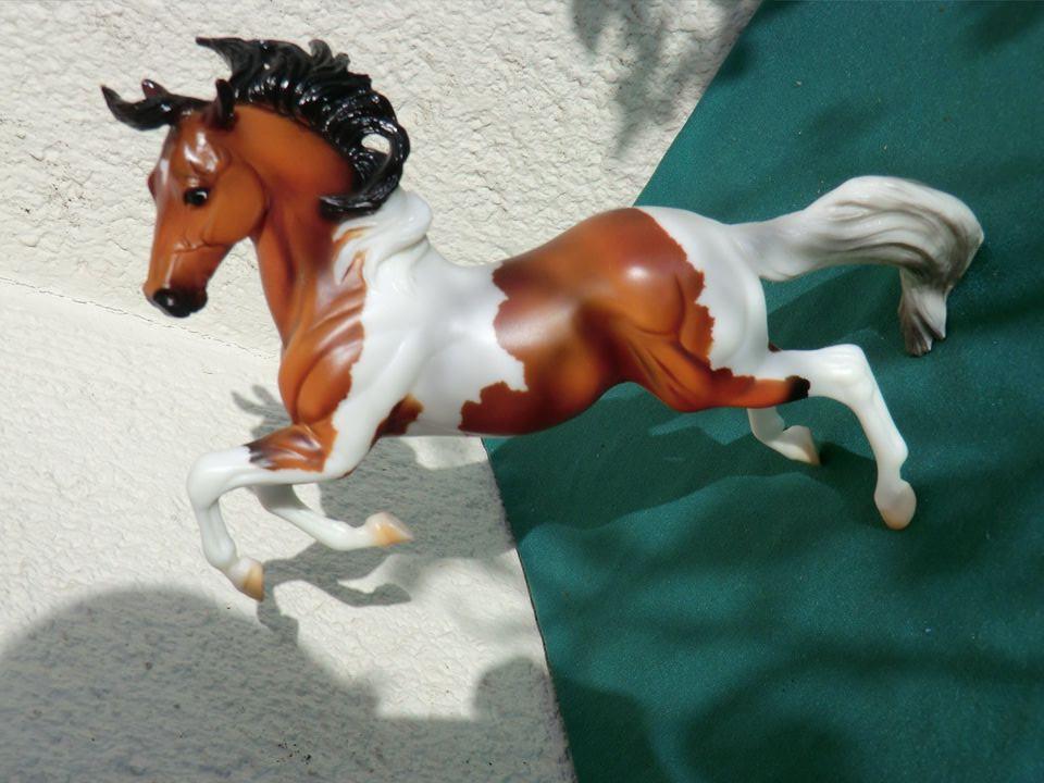MODELLPFERD BREYER SILVER BAY PINTO TREASURE HUNT USA 2006 LSQ in Oberursel (Taunus)