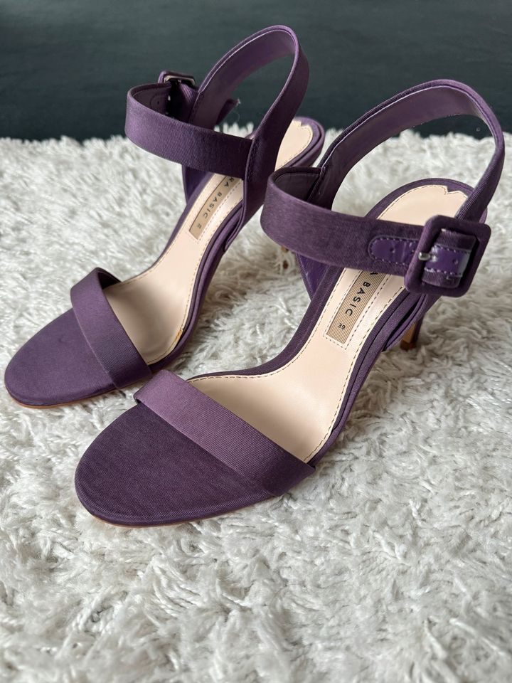 ZARA Basic Highheels Sandaletten, Gr 39, lila in Erlangen