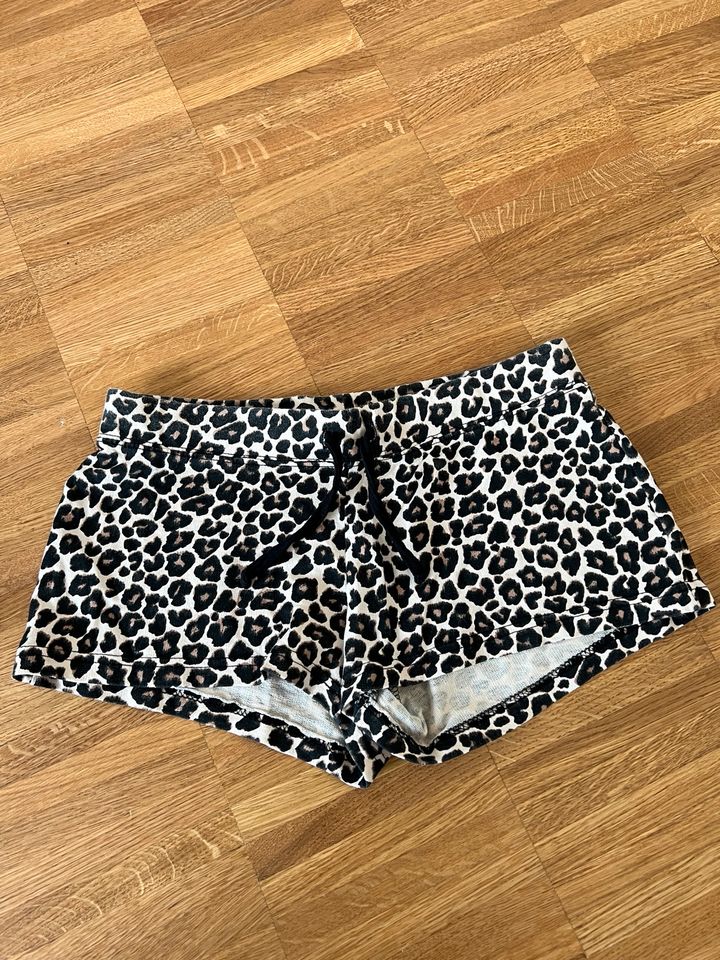 H&M Damen hot pants kurze Hose Leopard Muster bunt beige Sommer X in Gröbenzell