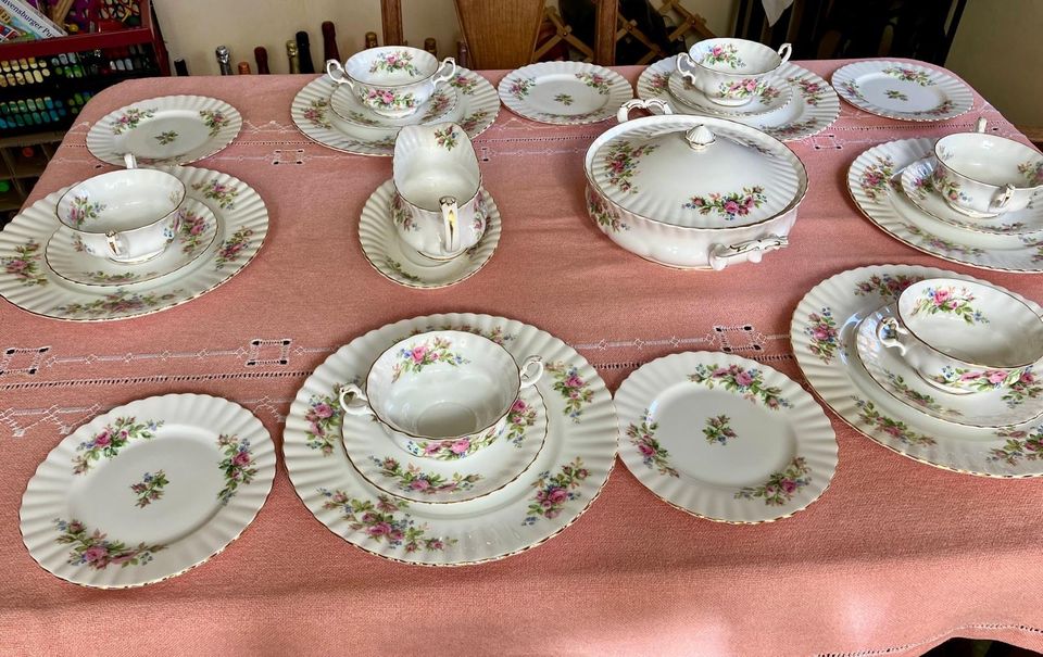 Englisches Tafelservice Moos Rose von Royal Albert, Bone China in Ortenberg