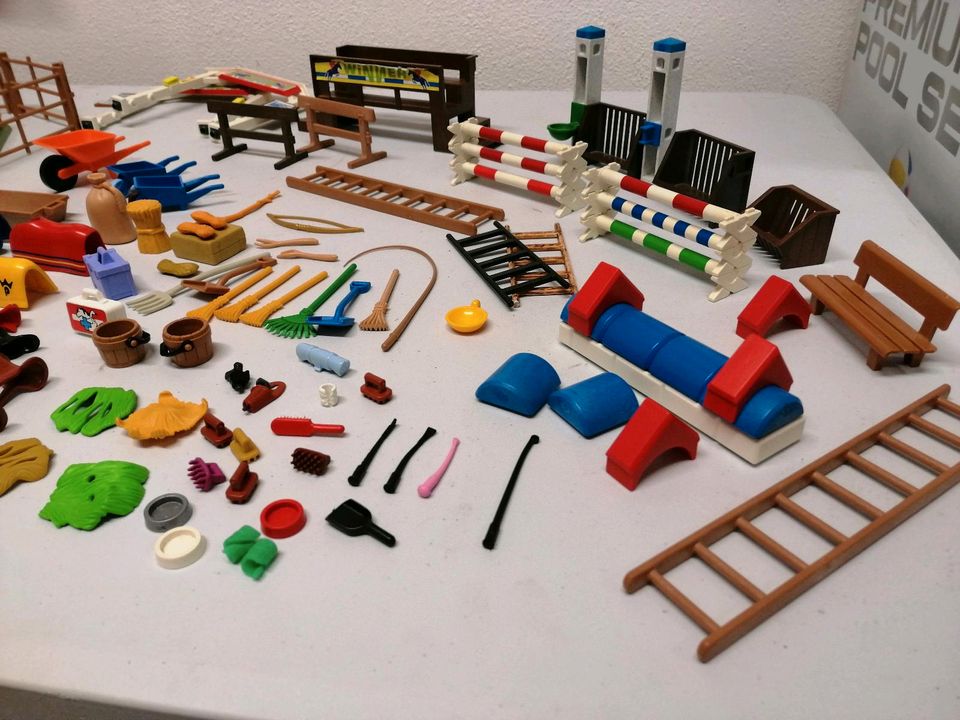 Playmobil Pferd  Fohlen 42 Stück Gatter Zubehör in Pünderich