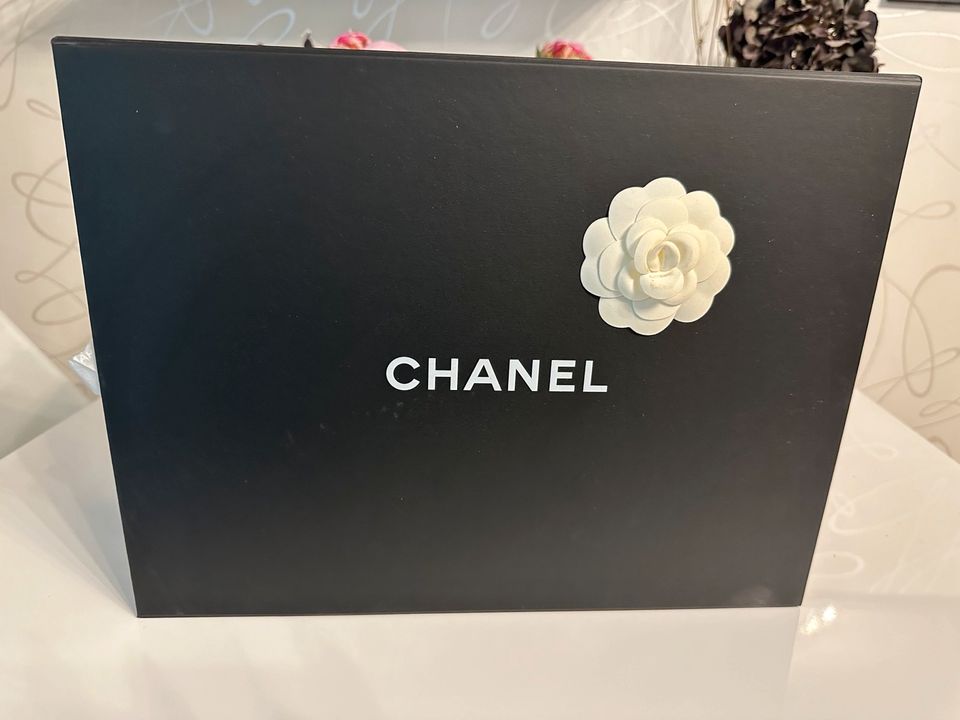 Riesen Box / Karton von Chanel in Essen