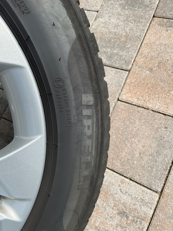 Original BMW X1 (F48) Winterreifen Run Flat 225/55 R17 97H in Tholey