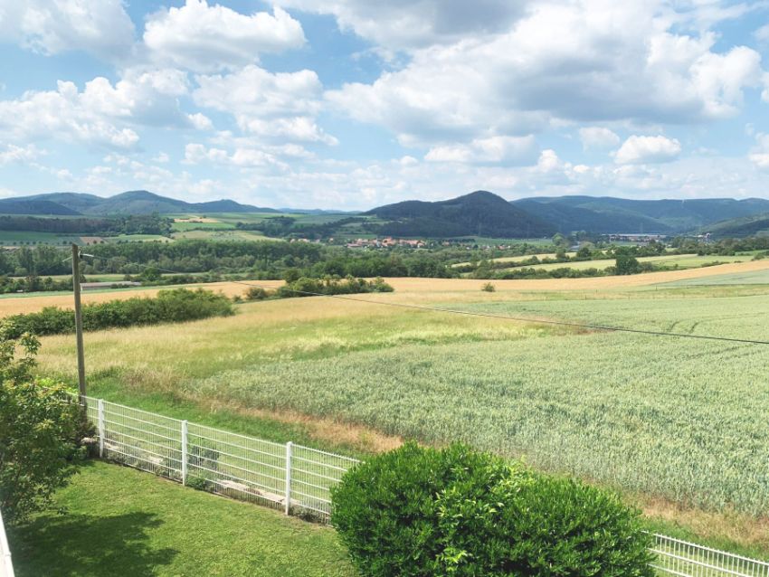 Großzügiges Einfamilienhaus mit Blick zum Schloss, ins Tal, zum See - ruhige und naturnahe Ortsrand-Wohnlage - Edertal-Bergheim in Edertal