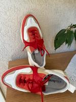 Sneaker in rot und weiß Düsseldorf - Bilk Vorschau