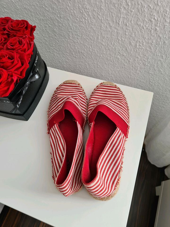 Espadrilles in rot weiß gestreift in Augsburg