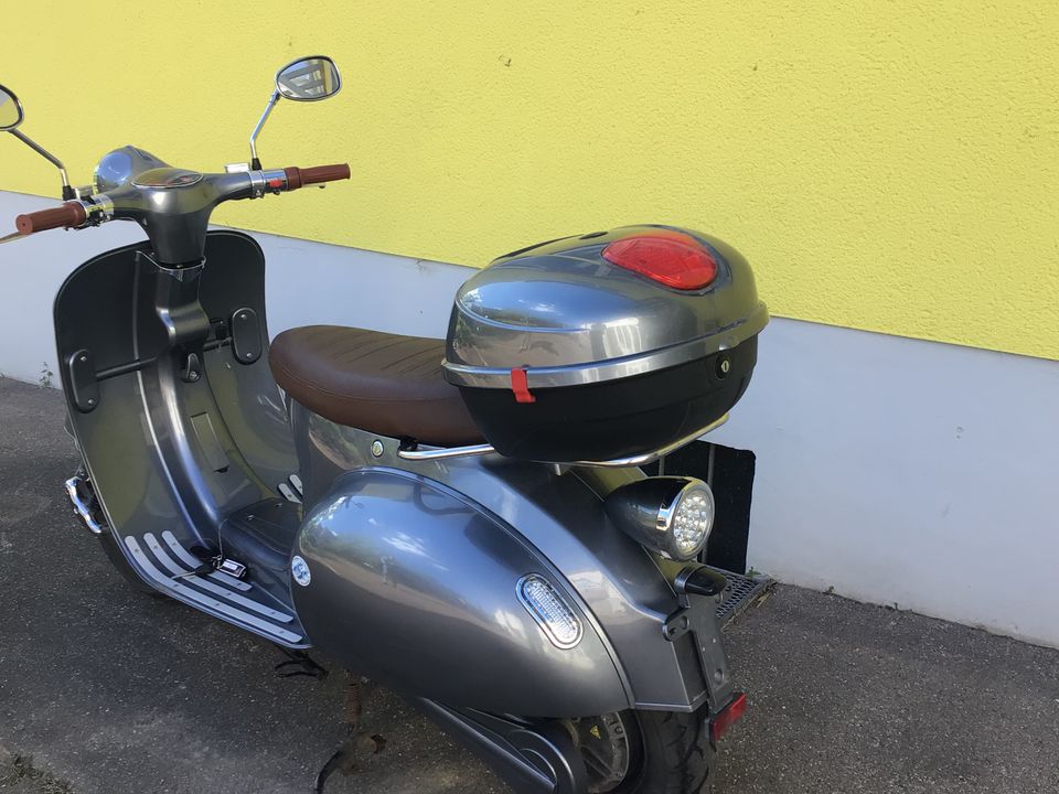 Elektro Roller 45 km/h Vespa Retro Optik neuwertig 1200€ in Bad Abbach