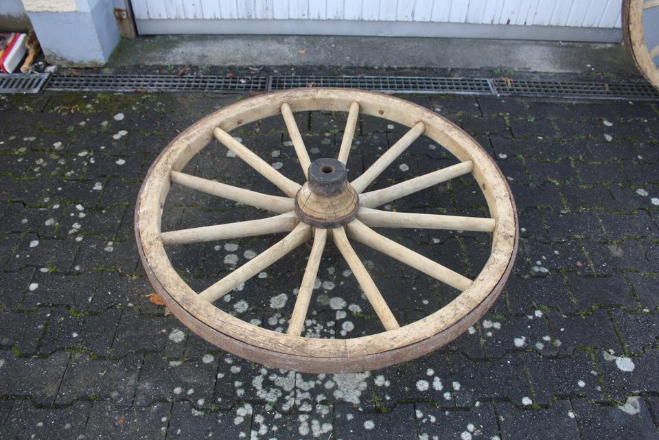 Wagenrad 2 Wagenräder groß alt eisenbereift 45 € pro Stück in Rottweil