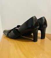 Schwarz glänzende Pumps mit elastischen Riemchen in Größe 39 München - Ramersdorf-Perlach Vorschau
