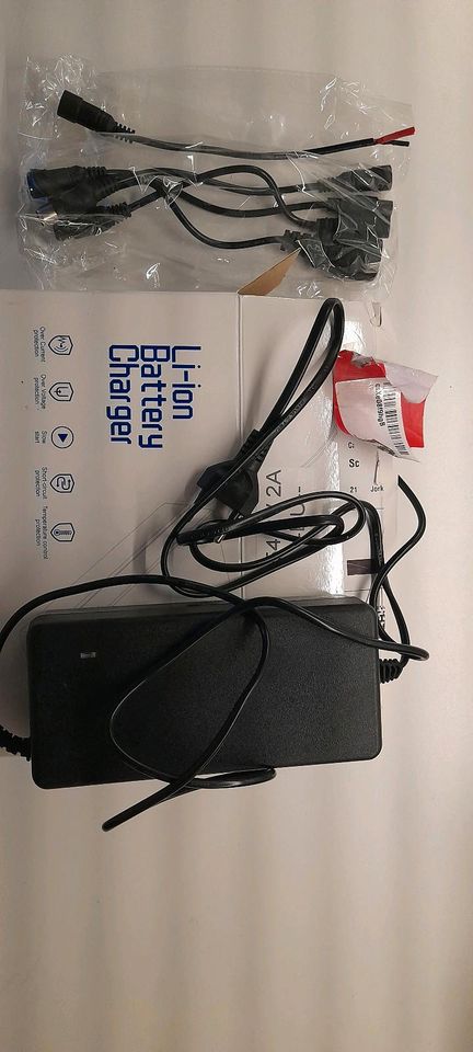 Ladegerät Power charger Adapter Batterie in Jork