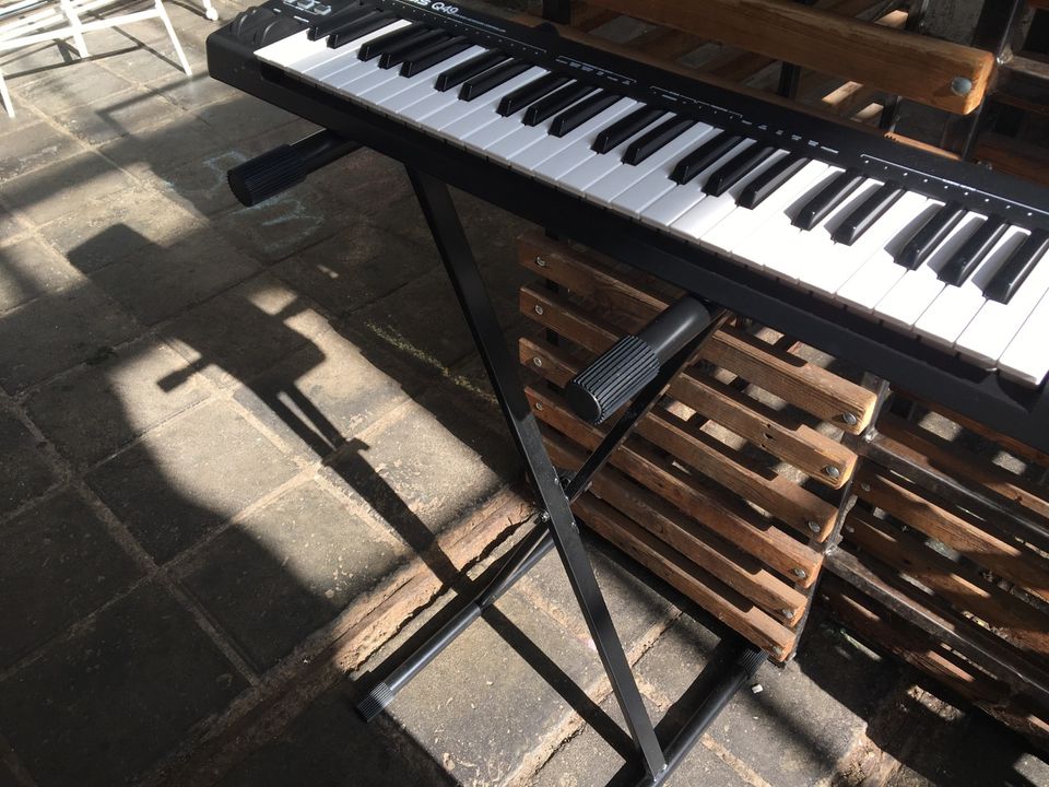 MIDI Keyboard incl. Ständer/Stativ in Leipzig