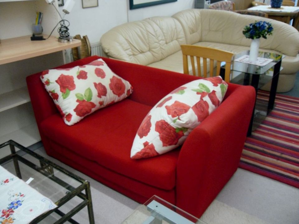 Süßes rotes Zweisitzer-Sofa zum Verlieben in Wangen im Allgäu